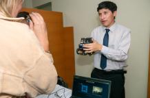 Erick Flores muestra su diseño al público mientras detalla sus funciones.