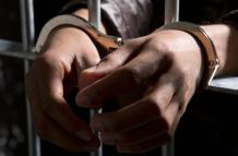 Hombre esposado carcel