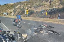 Manifestatantes bloquearon una vía por el alza de combustible diésel.