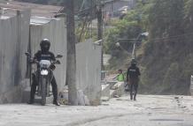 La Policía estuvo en el sitio investigando cómo sucedio el hecho violento.