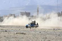 Combatientes circulan en una camioneta adaptada para el conflicto.