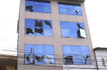 El atentado con explosivos dejó graves daños en la fachada de este edificio.