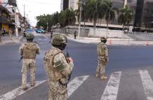 Personal militar y policial cerró varias calles para controlar la novedad.