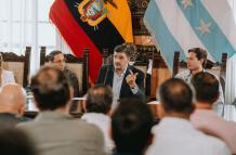 El alcalde de Guayaquil, Aquiles Álvarez (c).