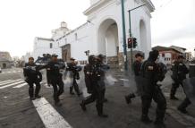 Militares y policías resguardan la Gobernación de Cotopaxi.
