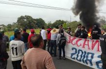 Un centenar de personas participaron en el bloqueo de vía del recinto 24 de Mayo.
