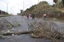 En una vía en Otavalo varias personas cerraron el paso.