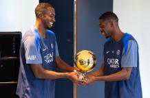 Historica foto: Willian Pacho sosteniendo el Balón de Oro 2025 de Ousmane Dembélé.