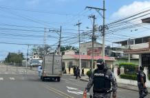 La policía llegó al sitio para levantar la parte humana que estaba envuelta en fundas plásticas.