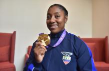 Juleysi Angulo arribó a Ecuador con la presea de oro.