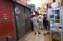 Personal policial revisa los dispositivos con las grabaciones en donde se observa el crimen del vendedor de teléfonos celulares