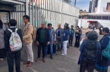 Parientes de los detenidos durante las protestas en Imbabura comparecen en la Asamblea Nacional, en Quito, acompañados por defensores de derechos humanos, en busca de justicia y esclarecimiento.