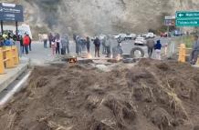 Cierre vial en Quito en el puente del río El Pisque en el acceso norte de Quito