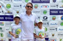 Leonardo Baquerizo, Jonhny Saldivias y Carlos Bazán, en la premiación de 11 años unificado.