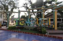 Esta es la entrada a Tenguel. Frente a este monumento se ubica una fuente que, al momento de la visita de este equipo, se encontraba sucia.