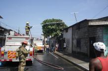 Personal del Cuerpo de Bomberos de Guayaquil atendió la emergencia en el sitio.