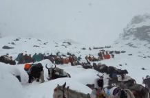 Más de 900 montañistas atrapados en el Monte Everest
