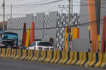 Ataque armado en ingreso de centro comercial de La Aurora.