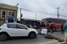 La vía Ruta del Spondylus fue cerrada por los comuneros de Valdivia la tarde de este viernes para exigir seguridad.