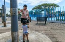 Jazmín Velásquez mientras difruta con su hijo menor en Puerto Lisa.