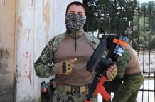 Militar sostiene una VKS, la cual fue presentada como no letal.