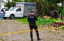 Los ocho cuerpos estaban apilados a un costado de un camino, en una zona con maleza.