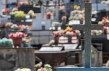 Uno de los feriados de noviembre responde al Día de los Difuntos: familias enteras visitan cementerios.