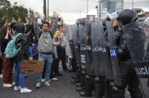 Estudiantes de la Universidad Central protesta hoy en Quito.
