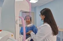 Mujer se atiende con especialistas mastólogos en hospital de Guayaquil.