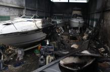 El incendio consumió tres embarcaciones.