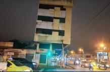El edificio ubicado en pleno centro de Machala vuelve a llamar la atención de los ciudadanos tras el sismo de este martes