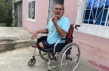 Freddy pide ayuda para conseguir una silla de ruedas eléctrica que le permita valerse por sí mismo.