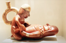 Escultura de cerámica que representa el coito en la Cultura Moche (Perú).