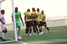 El festejo del Barcelona con el gol de Jhonny Quiñónez ante Libertad.