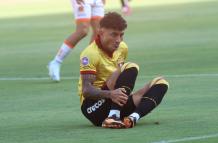 Joao Rojas en el suelo, hubo preocupación en Barcelona, al final no pasó nada.