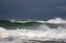 Intenso oleaje impactará contra la costa ecuatoriana.