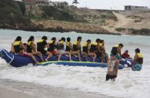 Los turistas disfrutan de la adrenalina en el mar en el primer día del feriado
