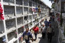 Familias guayaquileñas visitan a sus difuntos en su día.