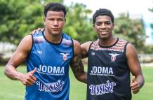 Maicol Valencia (d) junto a Leandro Yépez