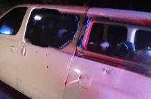 Vehículo en el que se movilizaba pareja atacada a tiros