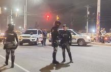 Un hombre que se movilizaba en una moto fue asesinado en la vía principal de ingreso a la ciudad de Salinas