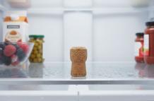 Colocar corchos en la nevera