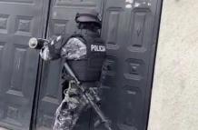 Policías capturados en Manta