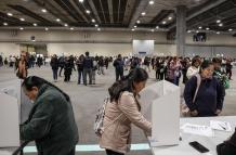 Muchos migrantes ejercen su derecho al voto en Madrid, España.