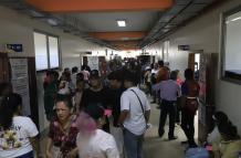 Pasillos de la Universidad Politécnica Salesiana durante la jornada de votaciones.