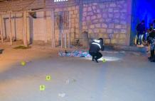 La policía realizó las pericias en la escena del crimen en el barrio Vinicio Yagual Dos de José Luis Tamayo