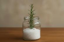 Frasco con sal gruesa y romero.