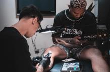 Moisés Coa le hizo el tatuaje que representa el octágono y la visión del peleador antes del combate.