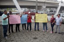 TRABAJADORES EXIGEN PAGOS MIN SALUD