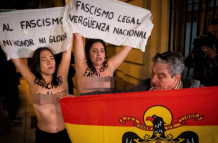 Momento exacto en que las activistas de Femen son agredidas sexualmente por un ciudadano.
